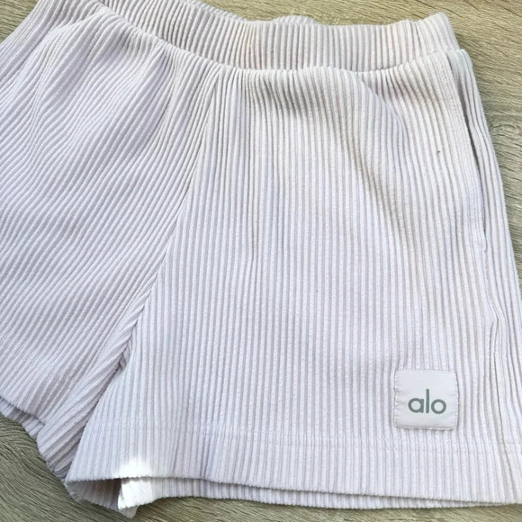 Alo Yoga Muse Shorts Ribbed Knit Sweat Short in Light Pink Small - Picture 3 of 7